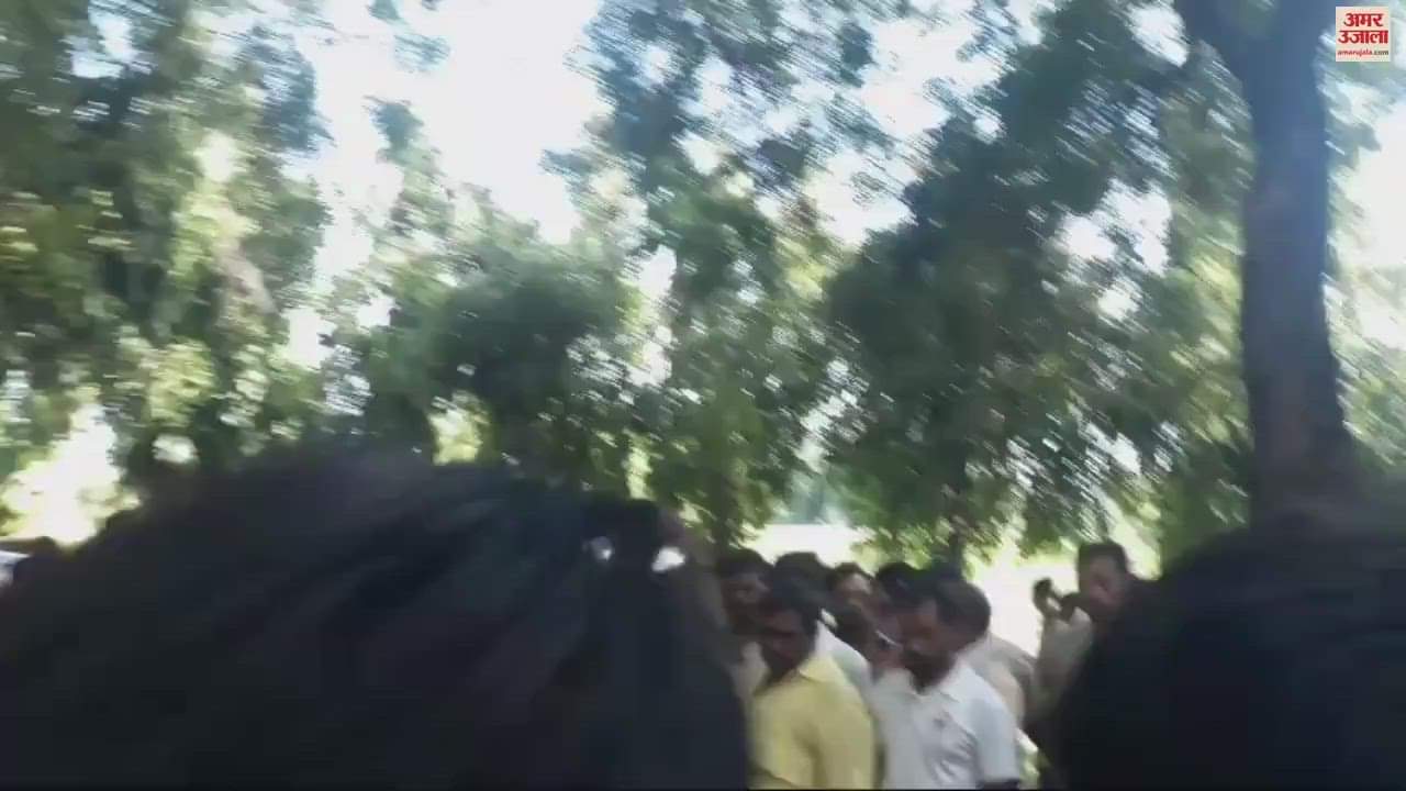 VIDEO : Magic vehicle carrying children to school overturned dozen injured screams and cries ensued