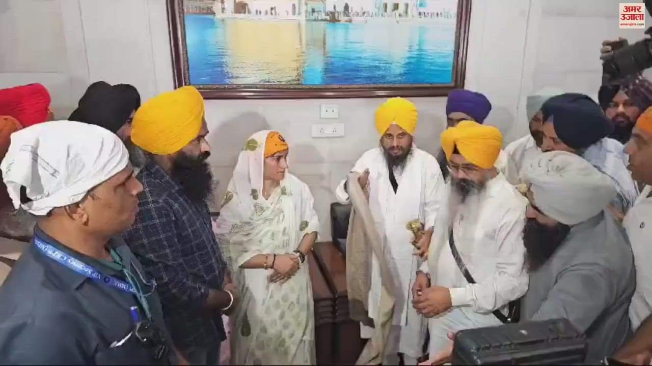 VIDEO : Indian female wrestler Vinesh Phogat bows down at Sri Harmandir Sahib