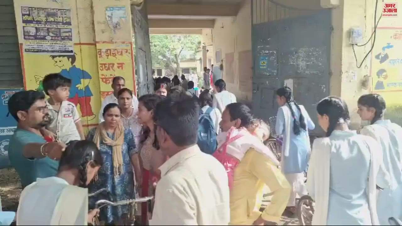 VIDEO : students not get admission the gate closed parents created ruckus case of Duddhi GGIC