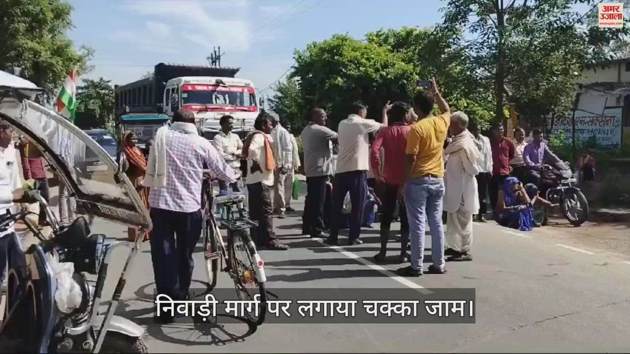 Road blockade imposed on Niwari road