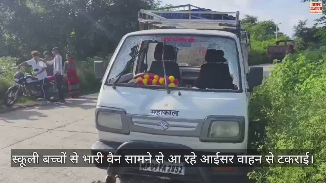 In Nepanagar of Burhanpur, a van full of school children collided with an Isar vehicle coming from the front
