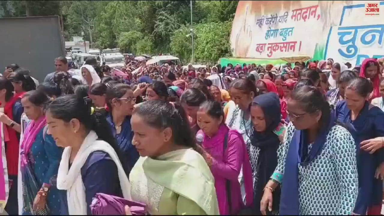 VIDEO : Anganwadi workers protest in New Tehri reach DM office
