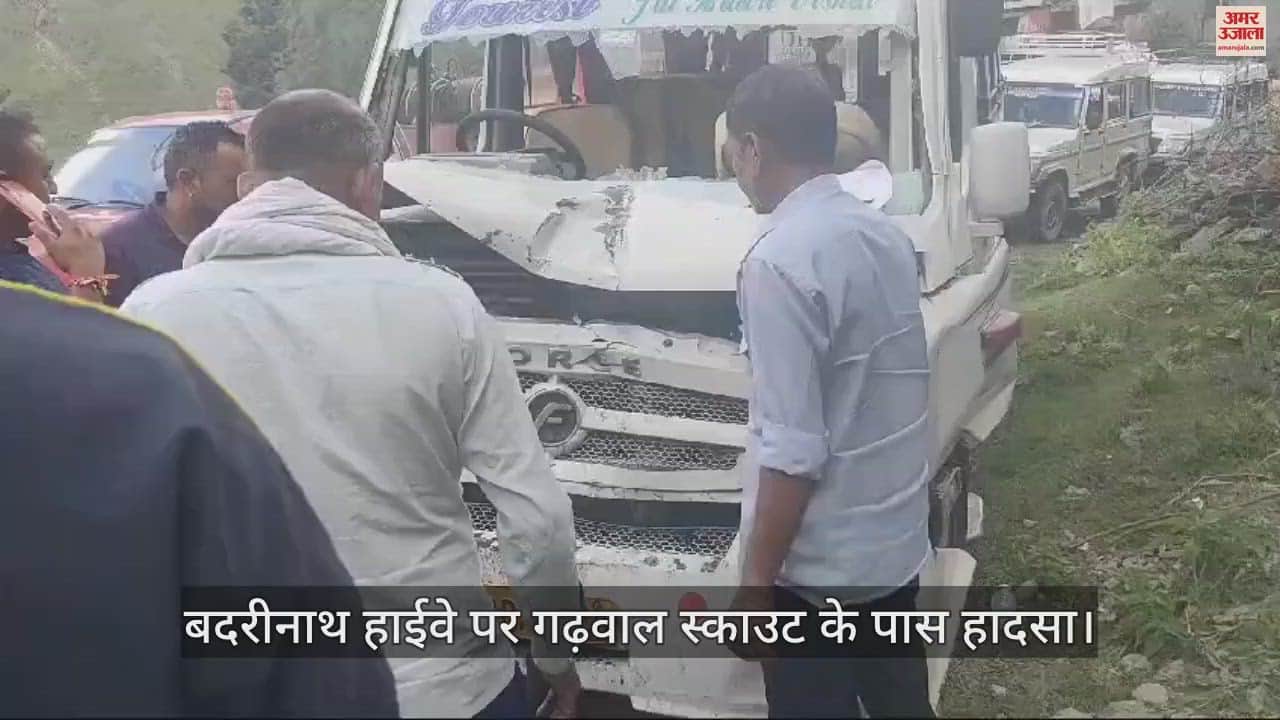 VIDEO : Tempo Traveller going from Badrinath to Rishikesh caught fire