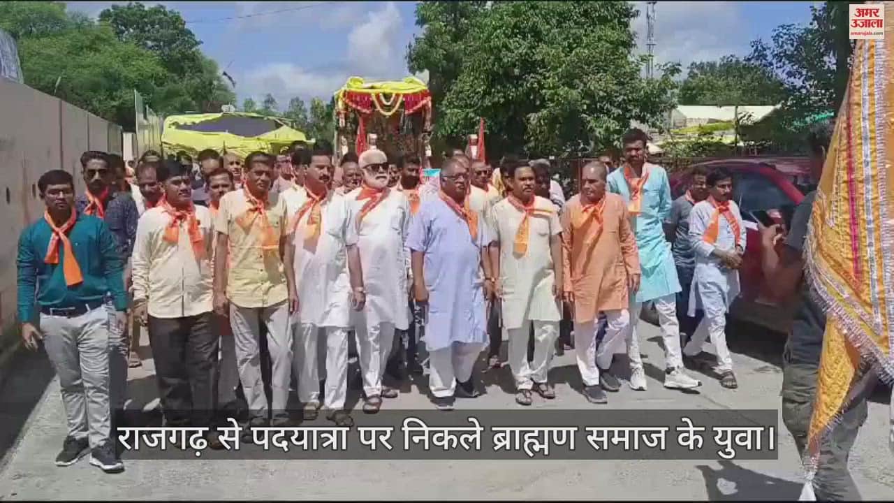 50 youth set out on a 230 kilometer walk from Rajgarh to hoist the flag at his birthplace