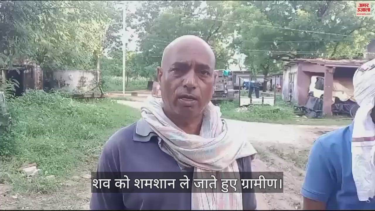 After completing the journey of life, the funeral procession had to pass through knee-deep water.