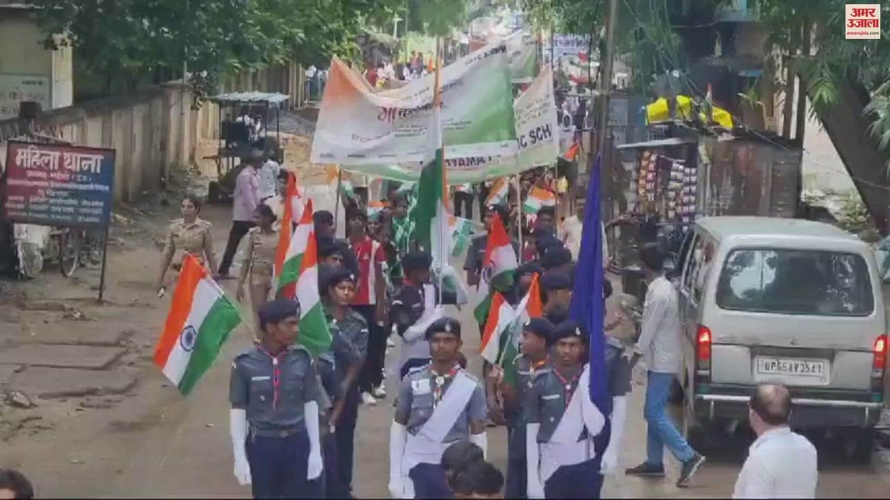 VIDEO : Maa Tujhe Pranam echoed during the journey in bhadohi students showed passion in Amar Ujala Tiranga Yatra