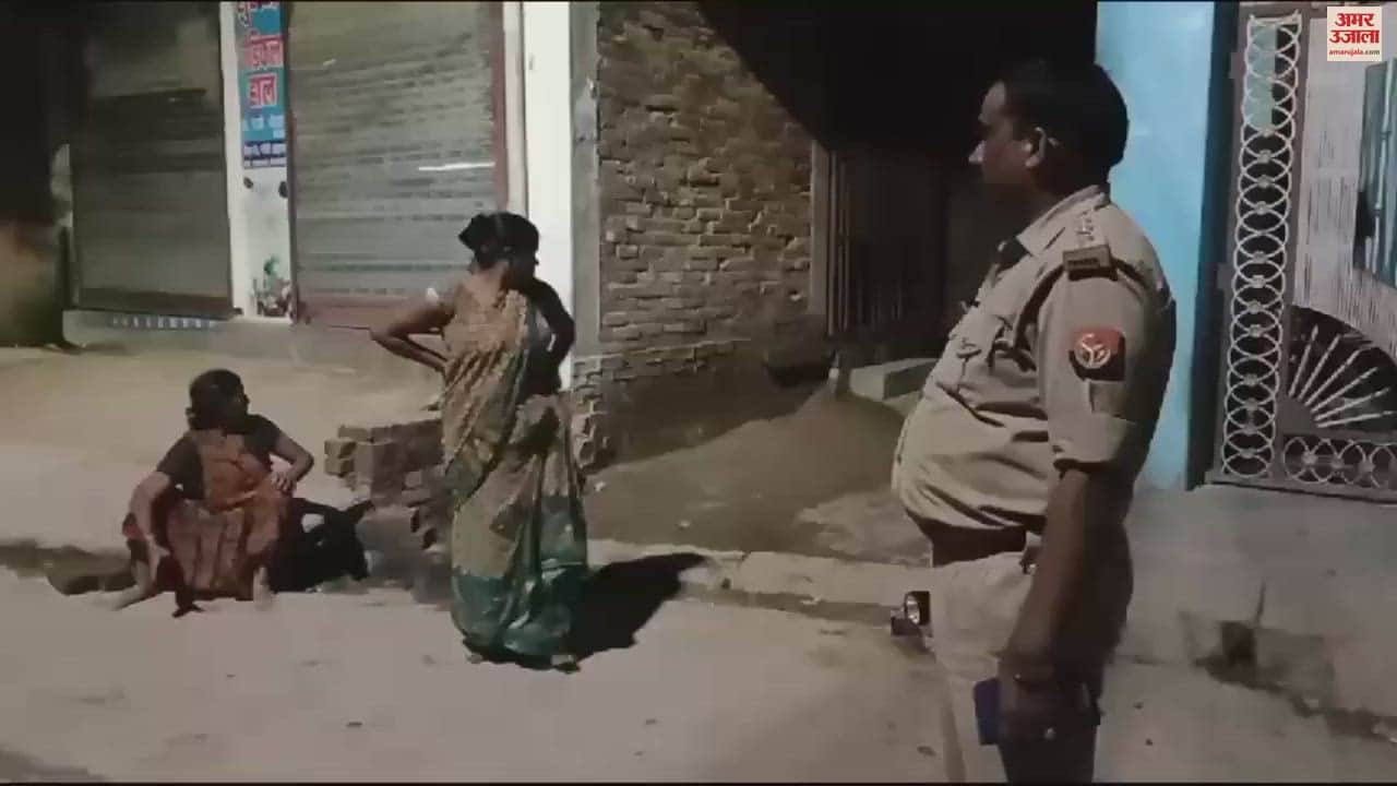 VIDEO : Bricks and stones thrown during idol immersion in Azamgarh four people including constable injured
