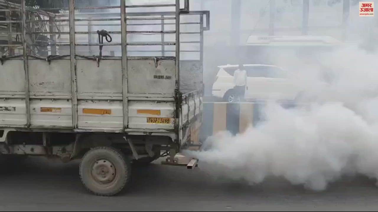 VIDEO : Smoke started the cargo vehicle in varanasi dilapidated vehicles run fast on road increasing pollution