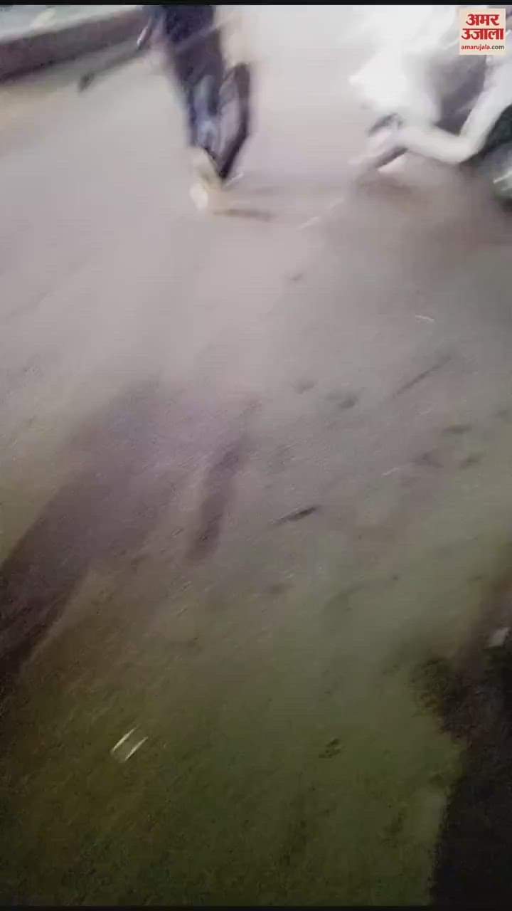 A few steps away from police station, fearless miscreants attacked the manager of a private bank with a rod