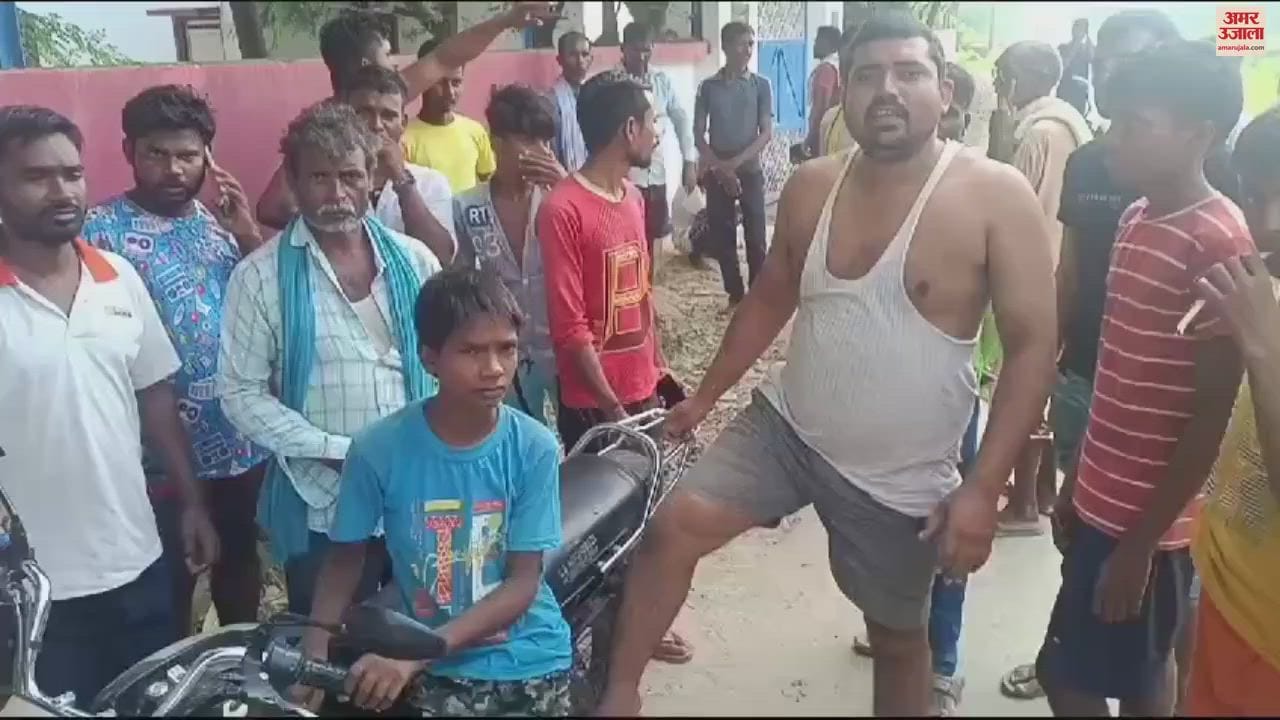 VIDEO : Villagers angry flood relief kit was taken to another village in ballia heated argument driver