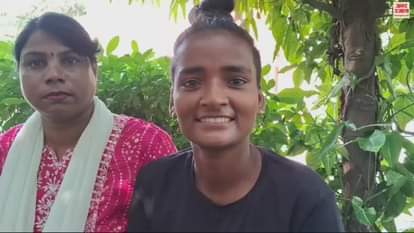 VIDEO : Football players are giving training to drive autos study and play