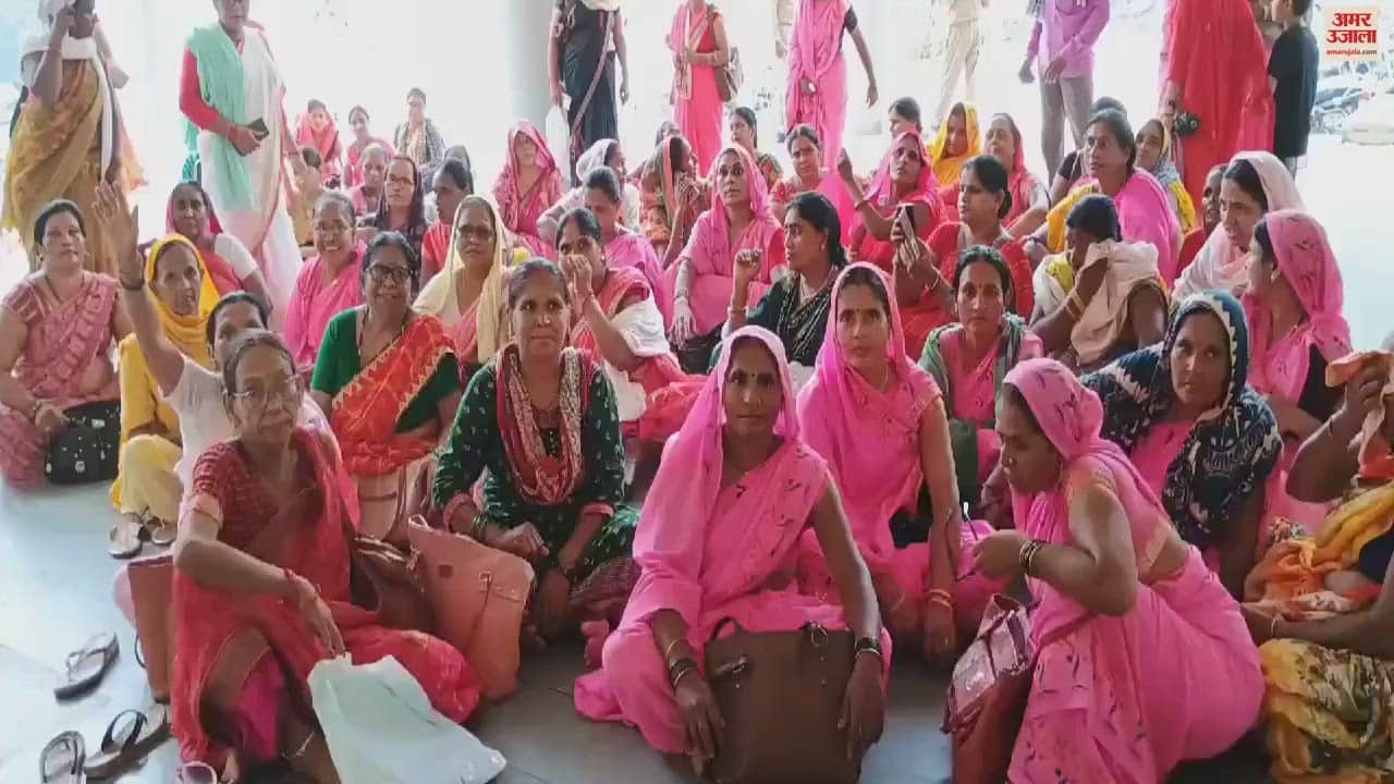 VIDEO : Anganwadi workers staged sit-in protest in ghazipur said raise your voice we are one