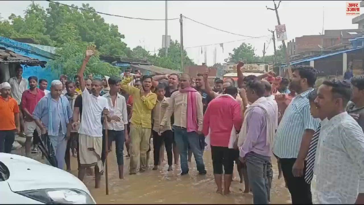 VIDEO : Anger erupted over poor condition of roads in Sonbhadra MP representative middle of road with villagers