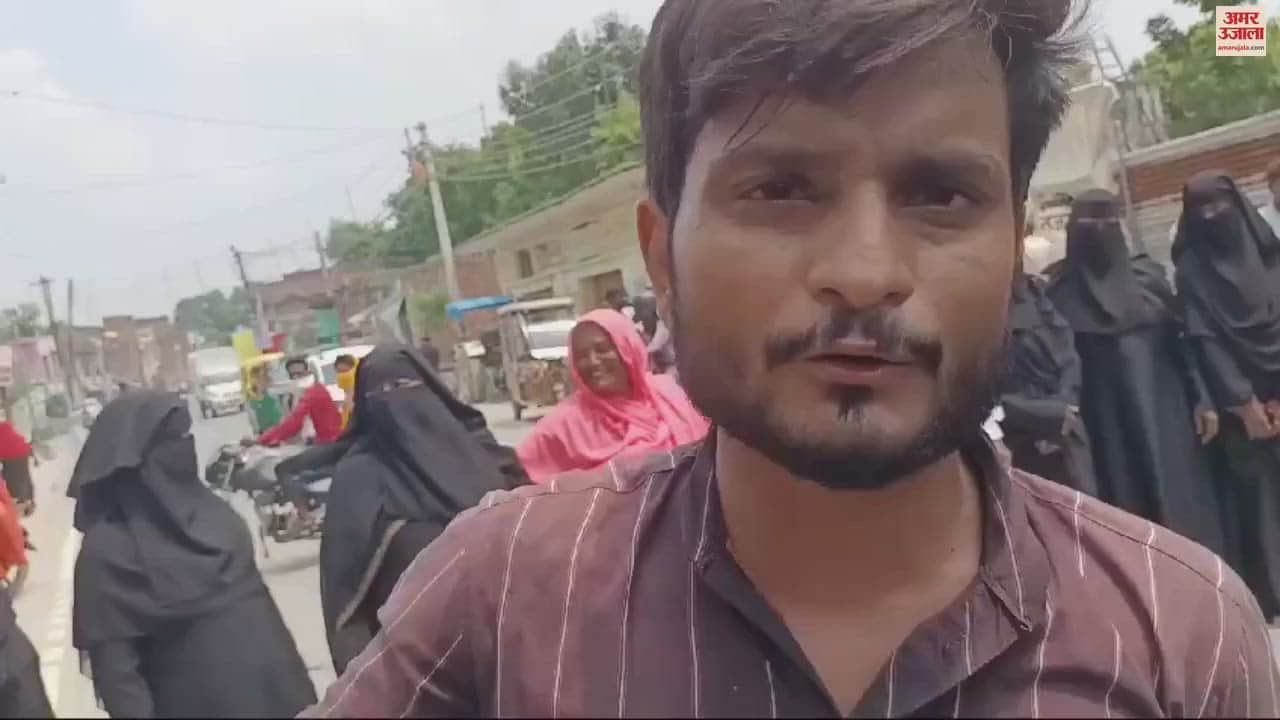 VIDEO : Angry villagers blocked road burnt transformer not replaced for fifteen days SDO reached