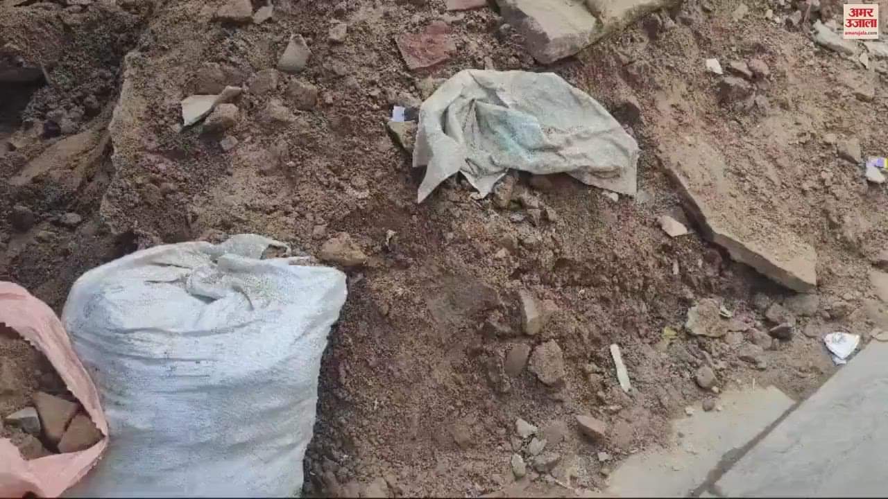 VIDEO : Debris near Kashi Vishwanath temple become problem wall is standing on bamboo support