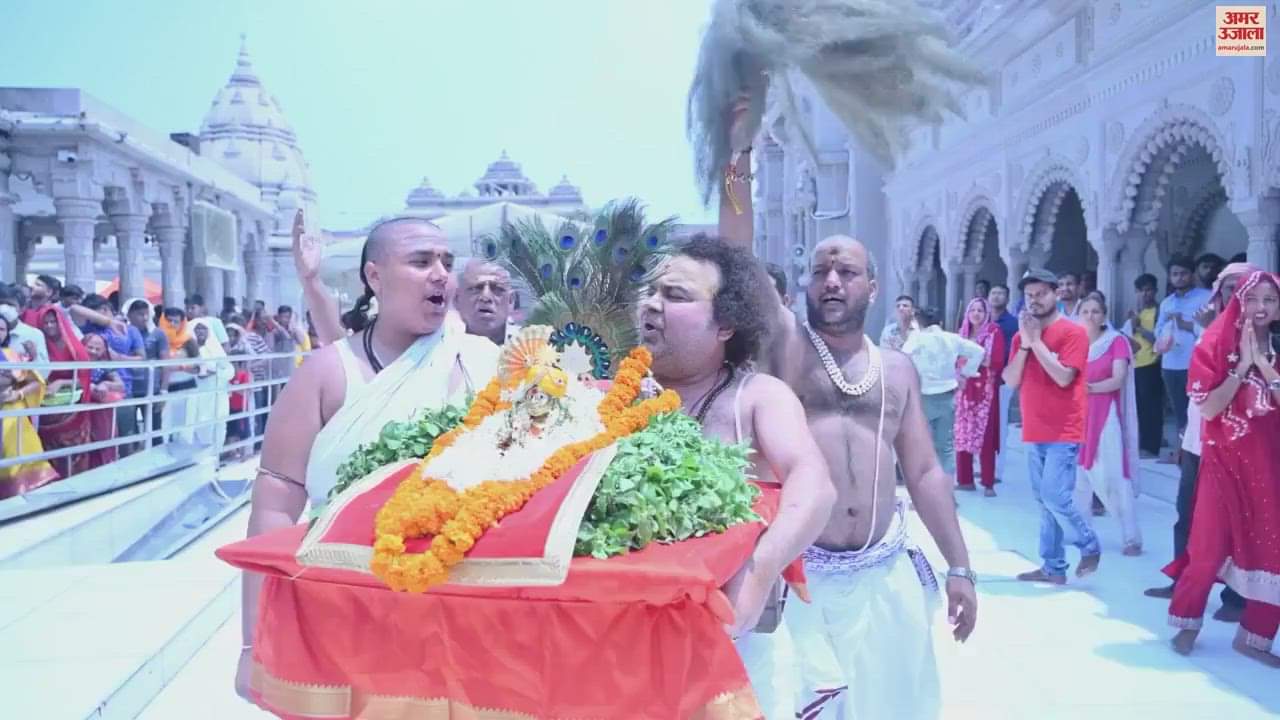 VIDEO : Laddoo Gopal accepted Prasad along with Mahadev Shri Vishwaeshwar during Bhog Aarti of Kashi Vishwanath Dham