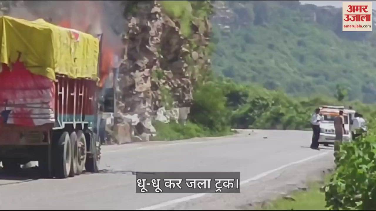 VIDEO : Truck burns on the highway, driver saves his life by jumping