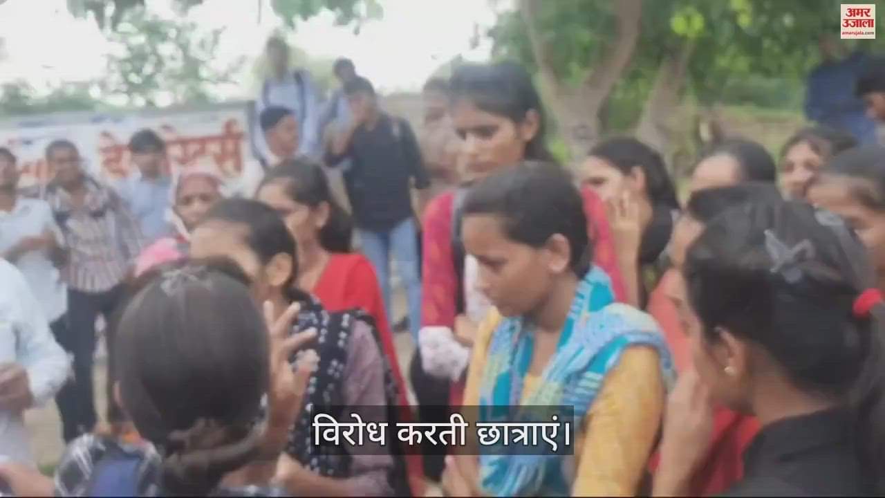VIDEO : दादरी में बसों की कमी पर बिफरे छात्र, दो जगह लगाया जाम