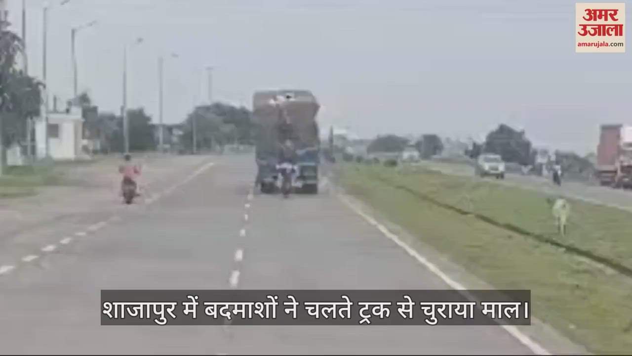 Shajapur Criminals stole goods from moving truck on national highway angry truck drivers blocked road