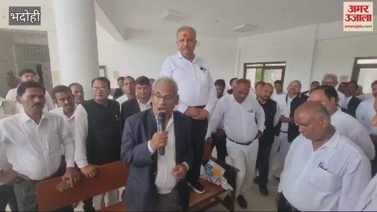 VIDEO : Demonstration on murder of advocate after kidnapping in Kasganj sloganeering letter to DM