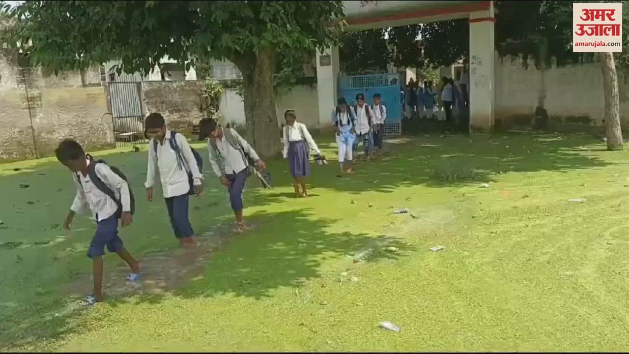 VIDEO : last 20 days school is filled water in chandauli 283 out of 775 children are not coming to study
