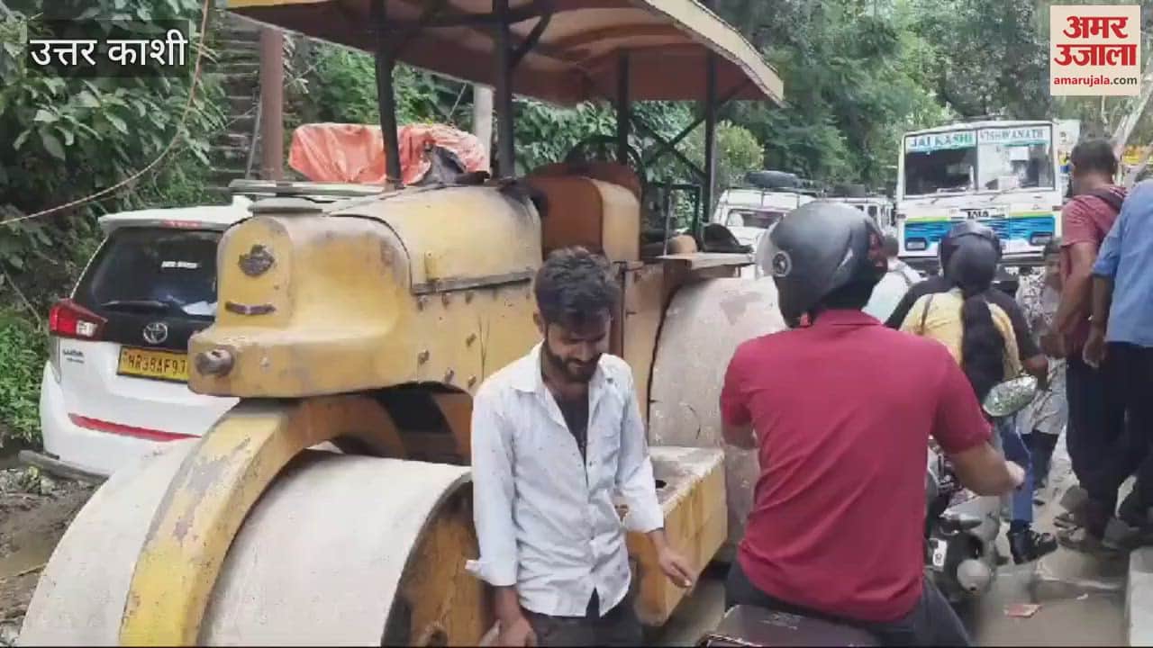 VIDEO : Uttarkashi Gangotri Highway BRO dozer broke down in middle of the road causing a jam passengers stranded