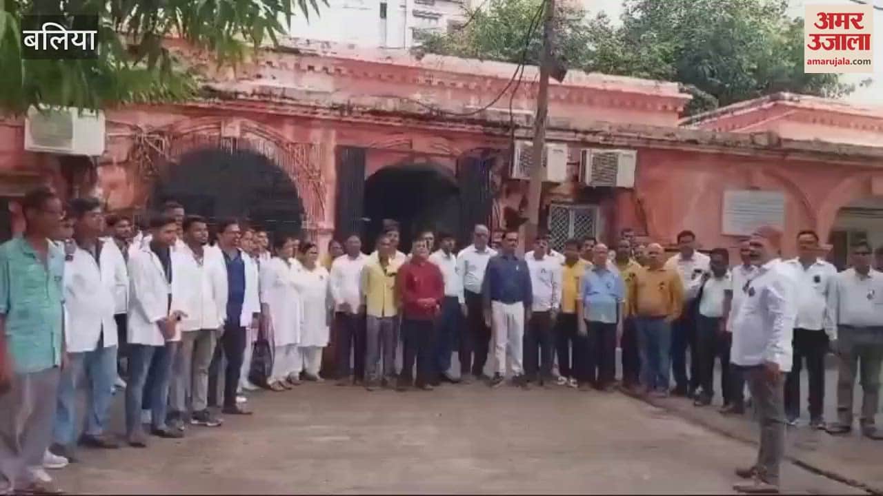 VIDEO : Health workers tied black ribbons and shouted slogans in ballia
