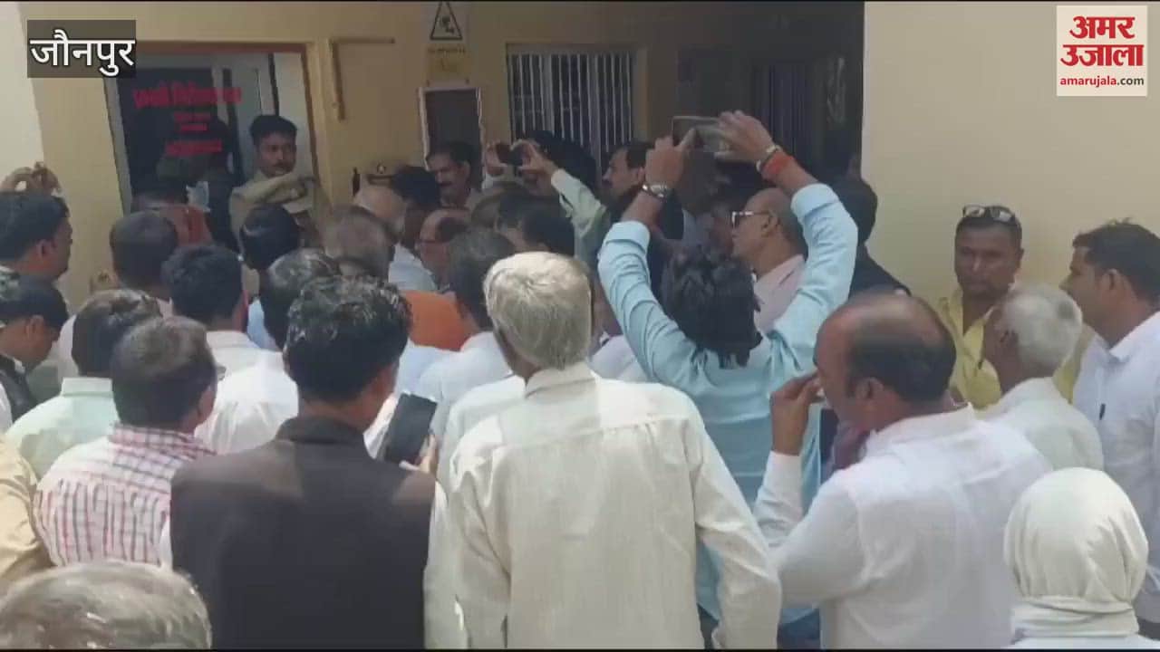 VIDEO : Advocates protested and raised slogans against police in jaunpur know whole matter