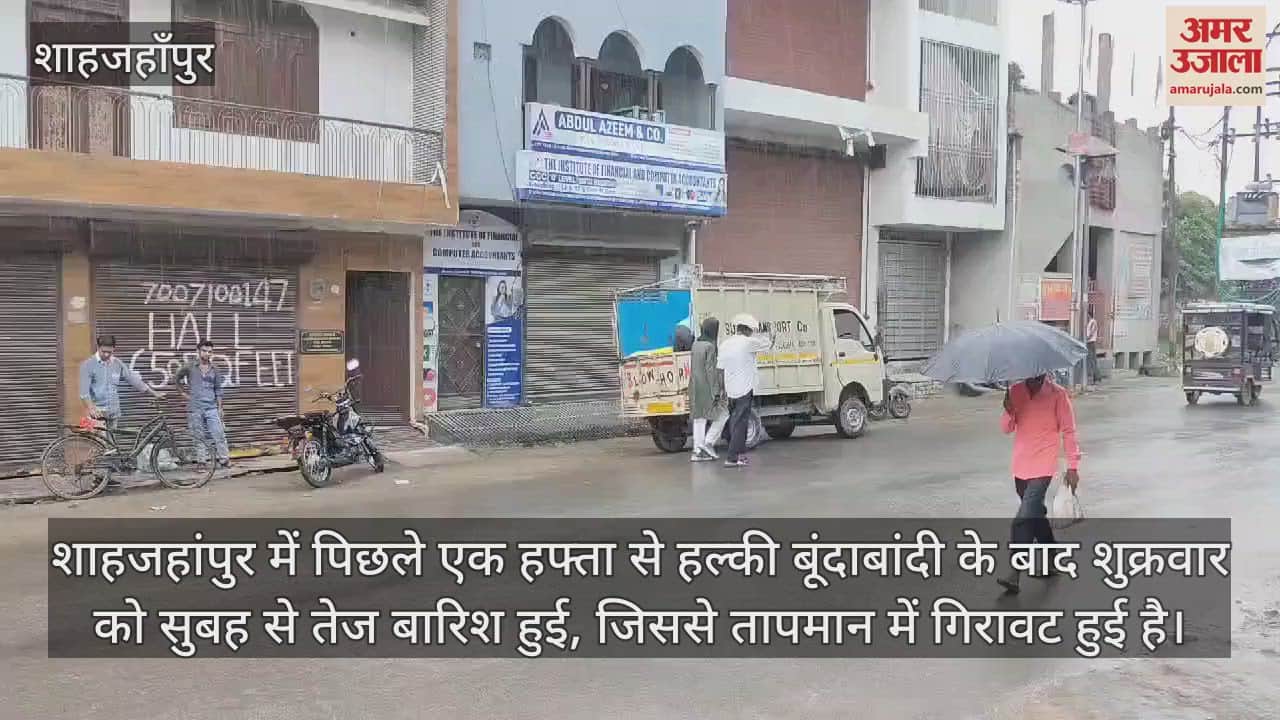 स्कूल की छुट्टी के बाद बच्चों को लेकर जाता युवक