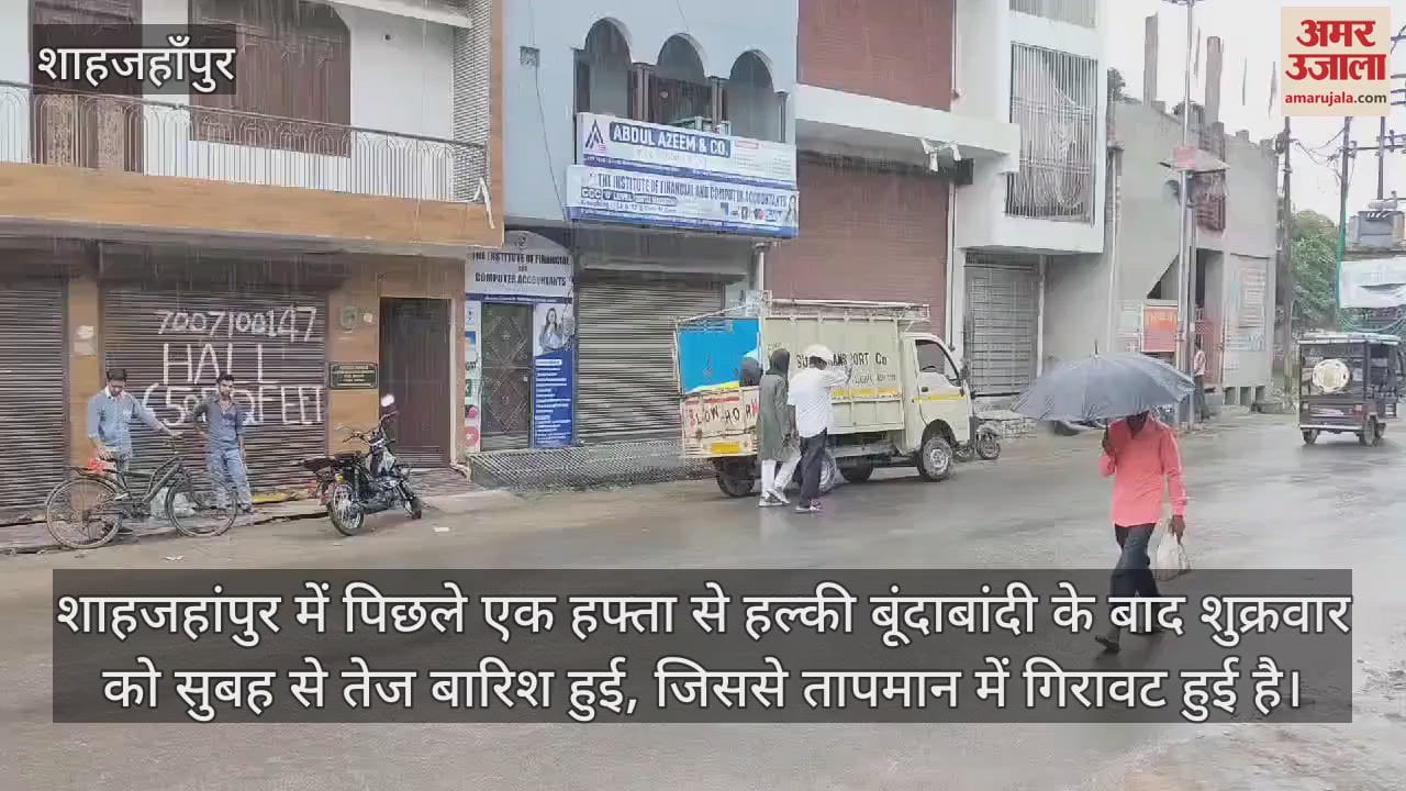 स्कूल की छुट्टी के बाद बच्चों को लेकर जाता युवक