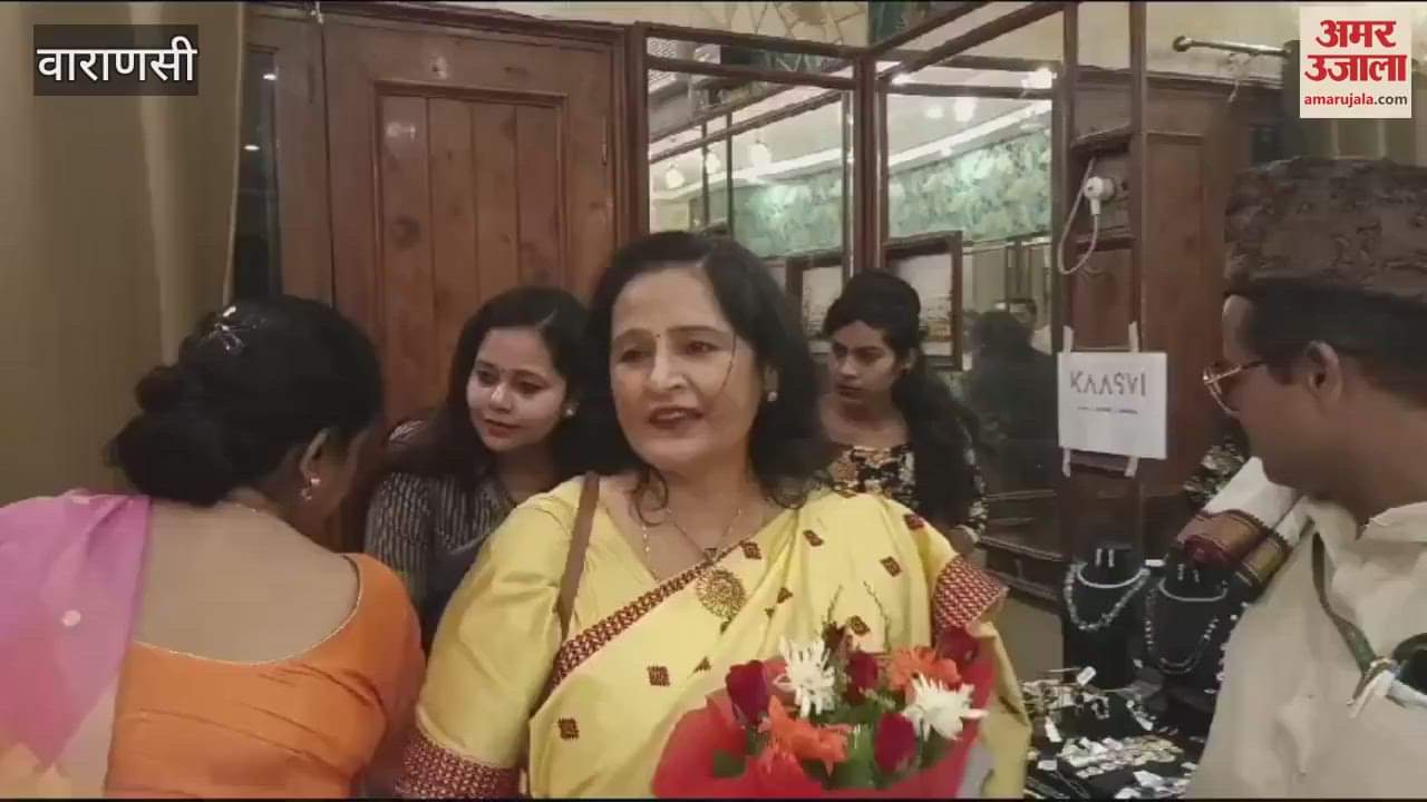 VIDEO : Exhibition organized in varanasi various varieties including handloom saris included
