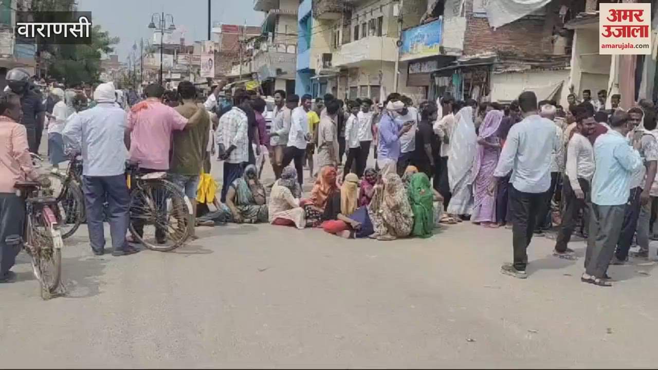 VIDEO : People staged sit in protest against the colonizer accusing him of blocking road to the colony