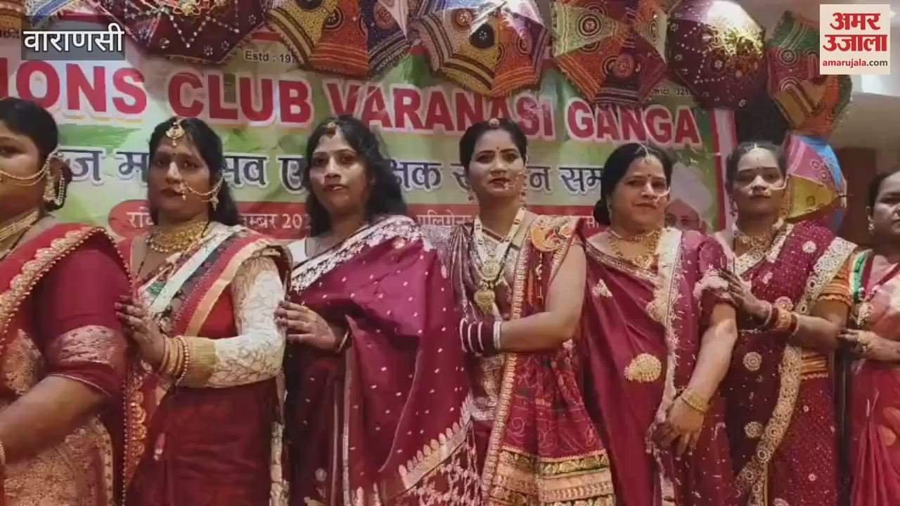 VIDEO : Women showed glamour by wearing sarees same colour in varanasi teachers also got respect