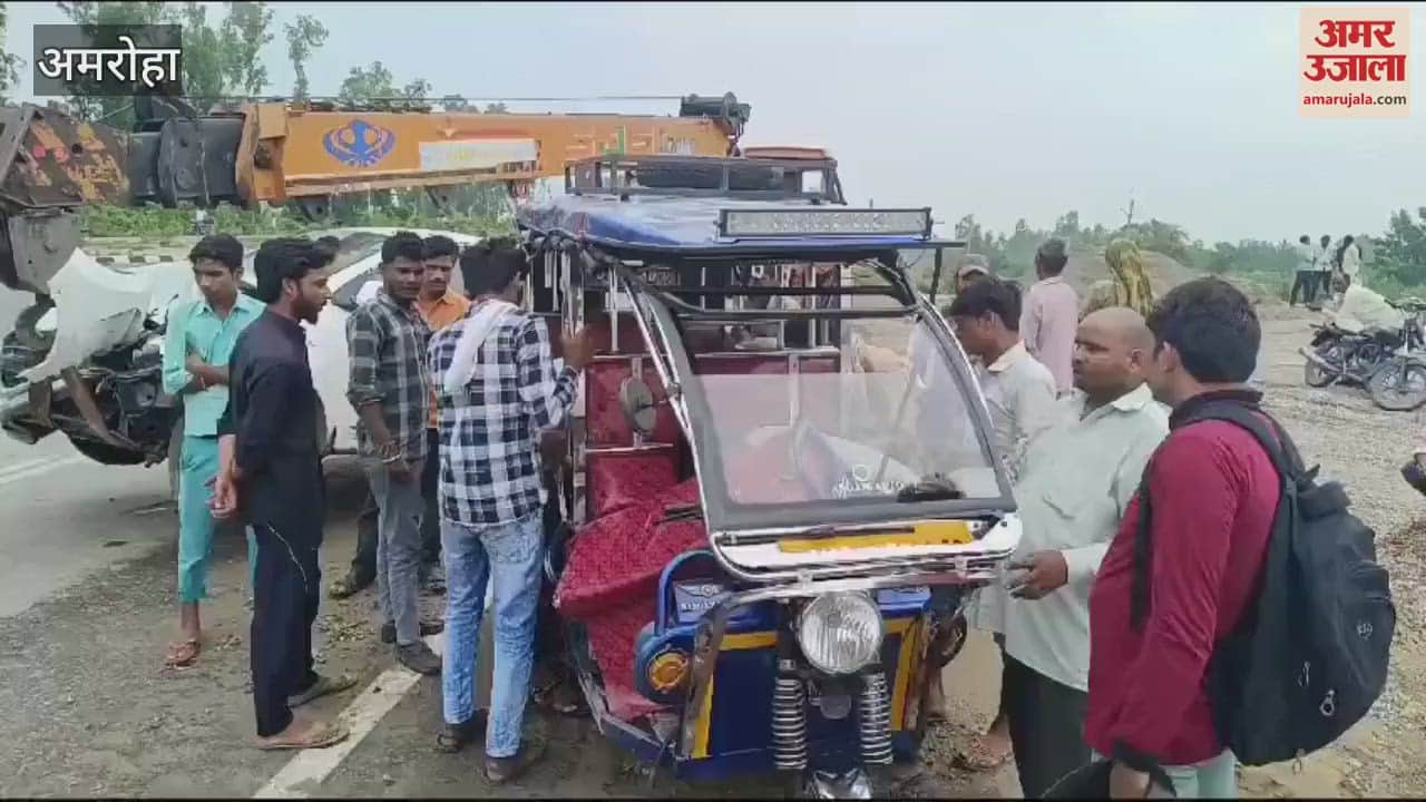 VIDEO : woman died in a car accident on the highway in Gajraula, seven people including five women were injured