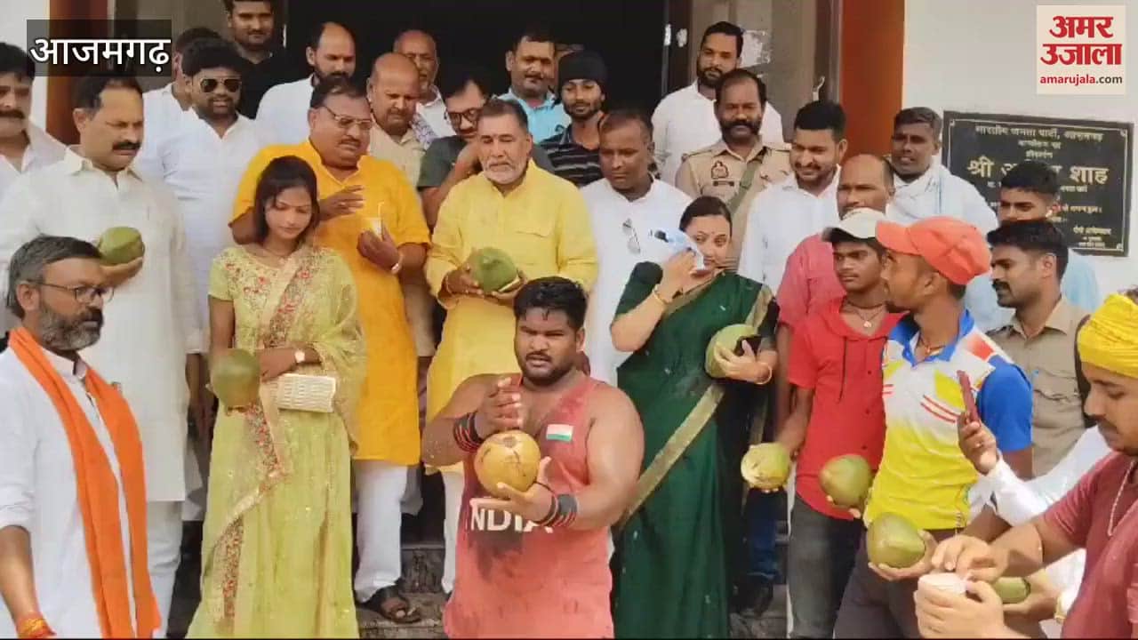 VIDEO : coconuts breaking Zindabad raised everyone stunned to antics of Dharmendra