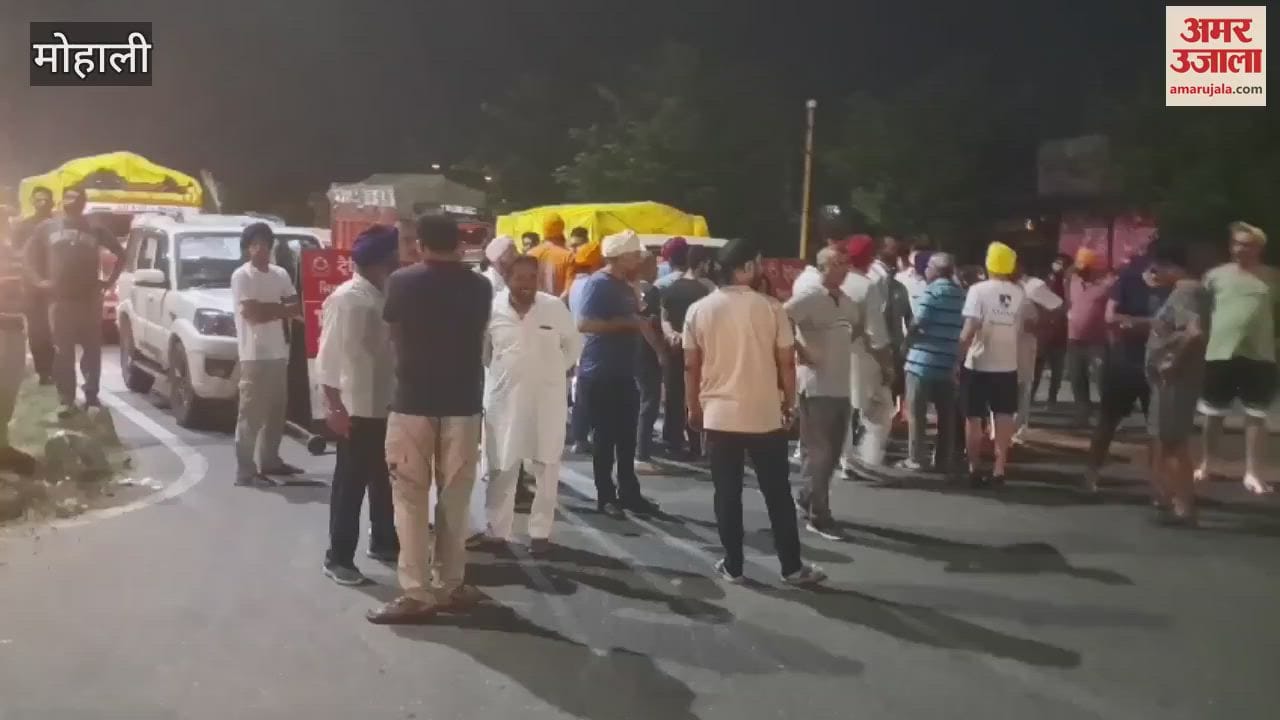 VIDEO : Residents of Aero City and IT City protest against shortage of electricity and water in Mohali