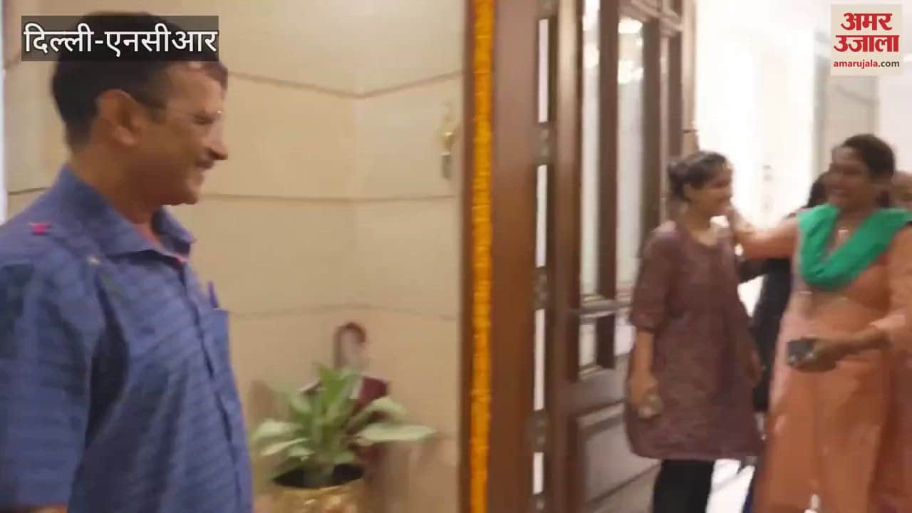 VIDEO : मां ने आरती उतारकर किया केजरीवाल का स्वागत, पिता ने पहनाई फूलों की मालों