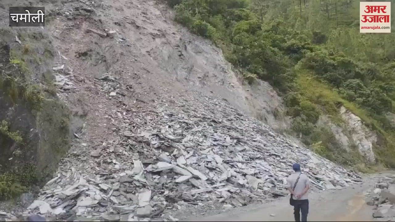 VIDEO : Debris falling from the hill, passengers stranded on Badrinath Highway chamoli Karanprayag