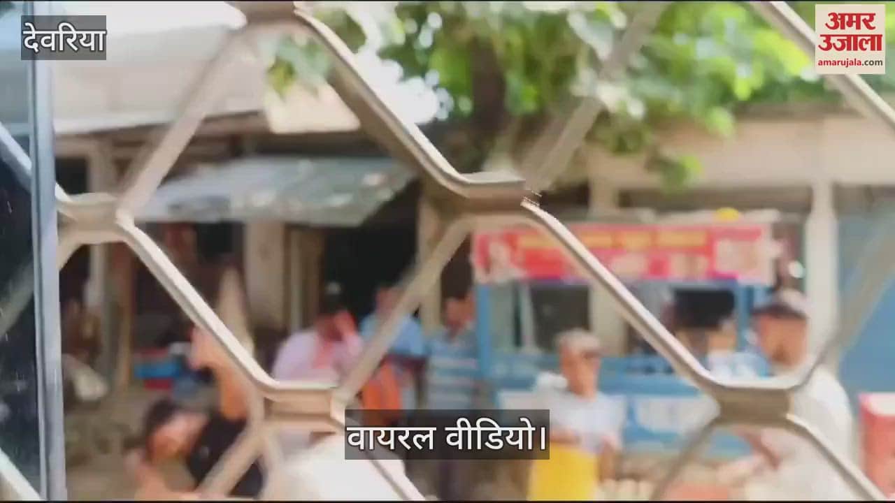 VIDEO : In Deoria, the school bus driver was beaten up by the bigots and the children were not spared.