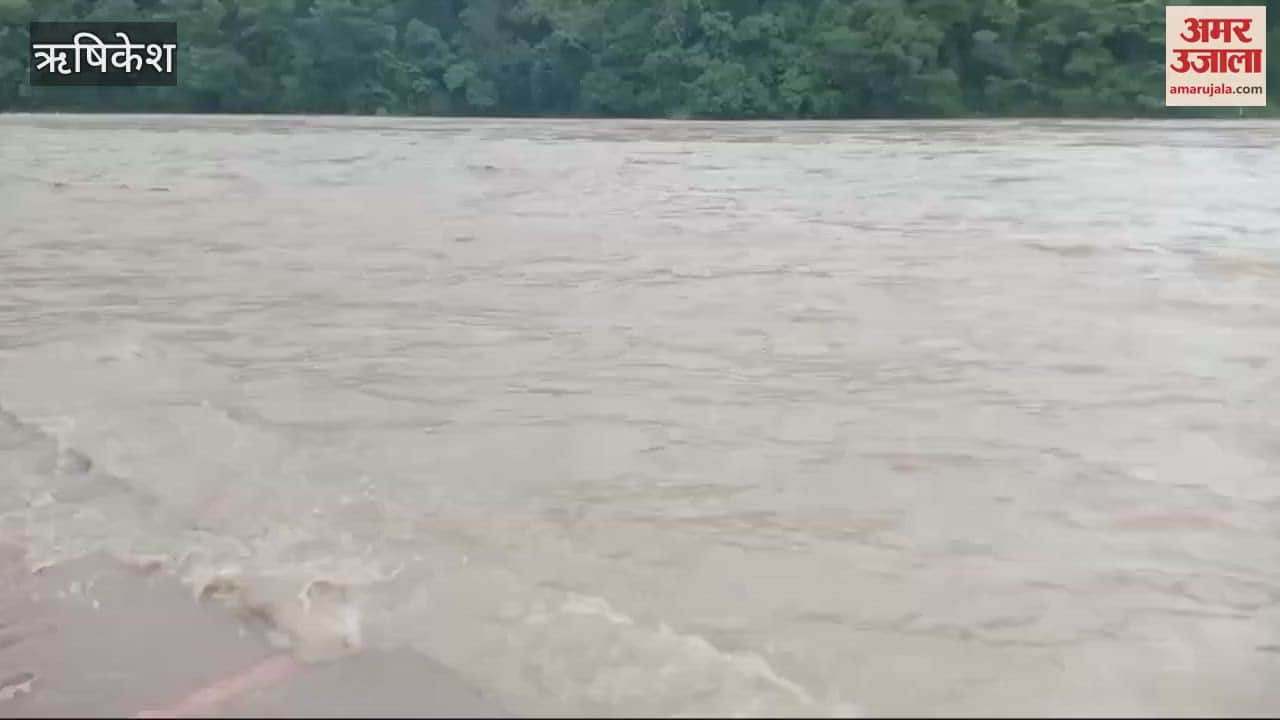 VIDEO : Ganga is in spate aarti sthal of Triveni Ghat is submerged Rishikesh