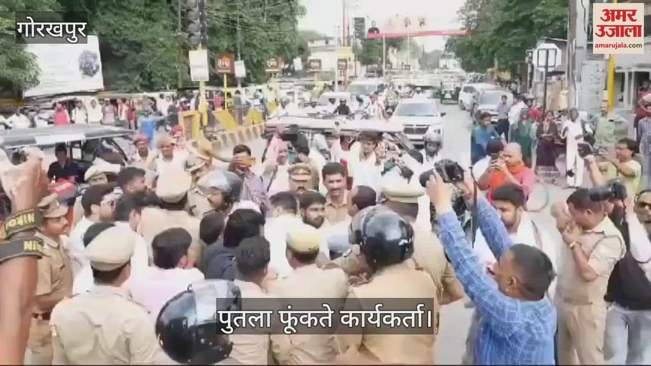 VIDEO : BJYM workers burn effigy of former CM Akhilesh Yadav in Gorakhpur