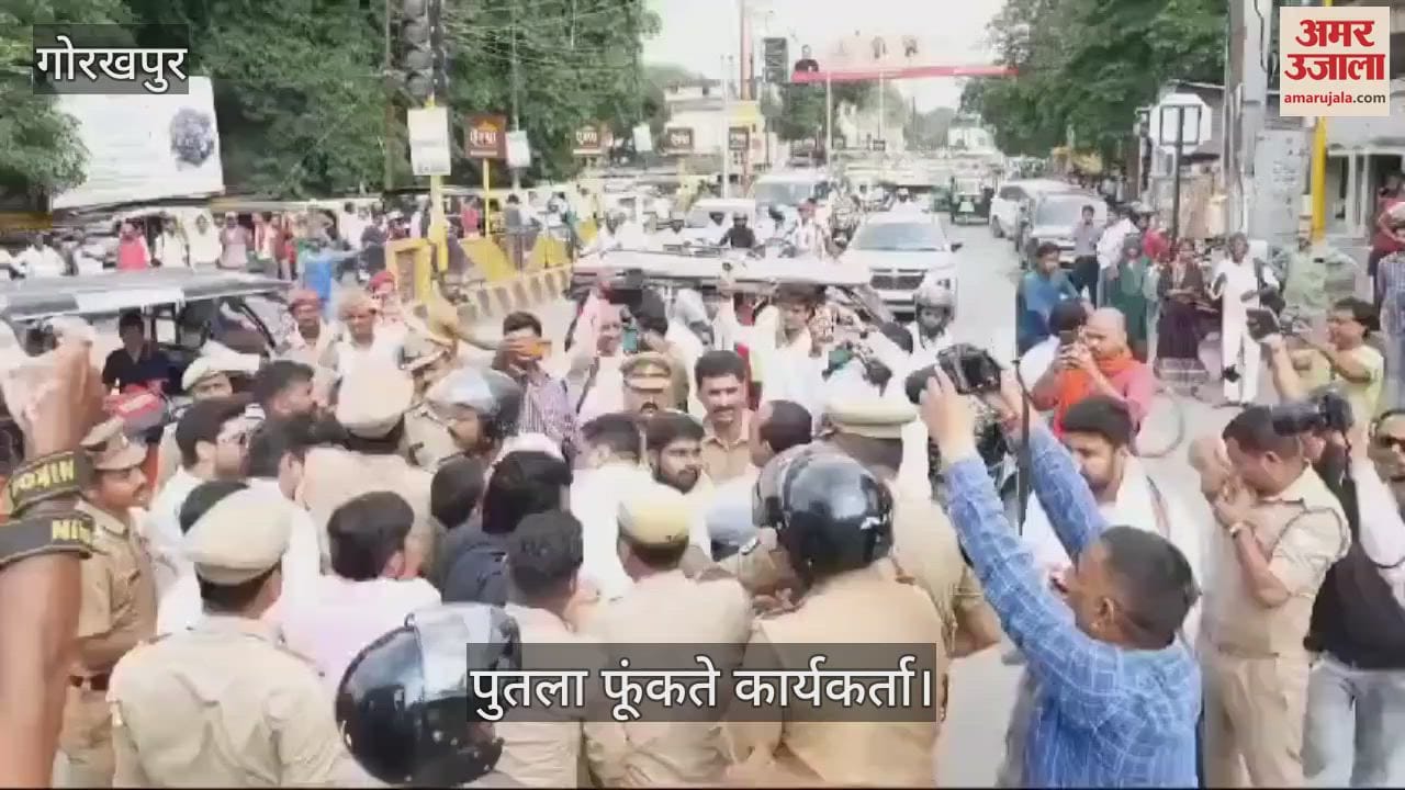 VIDEO : BJYM workers burn effigy of former CM Akhilesh Yadav in Gorakhpur