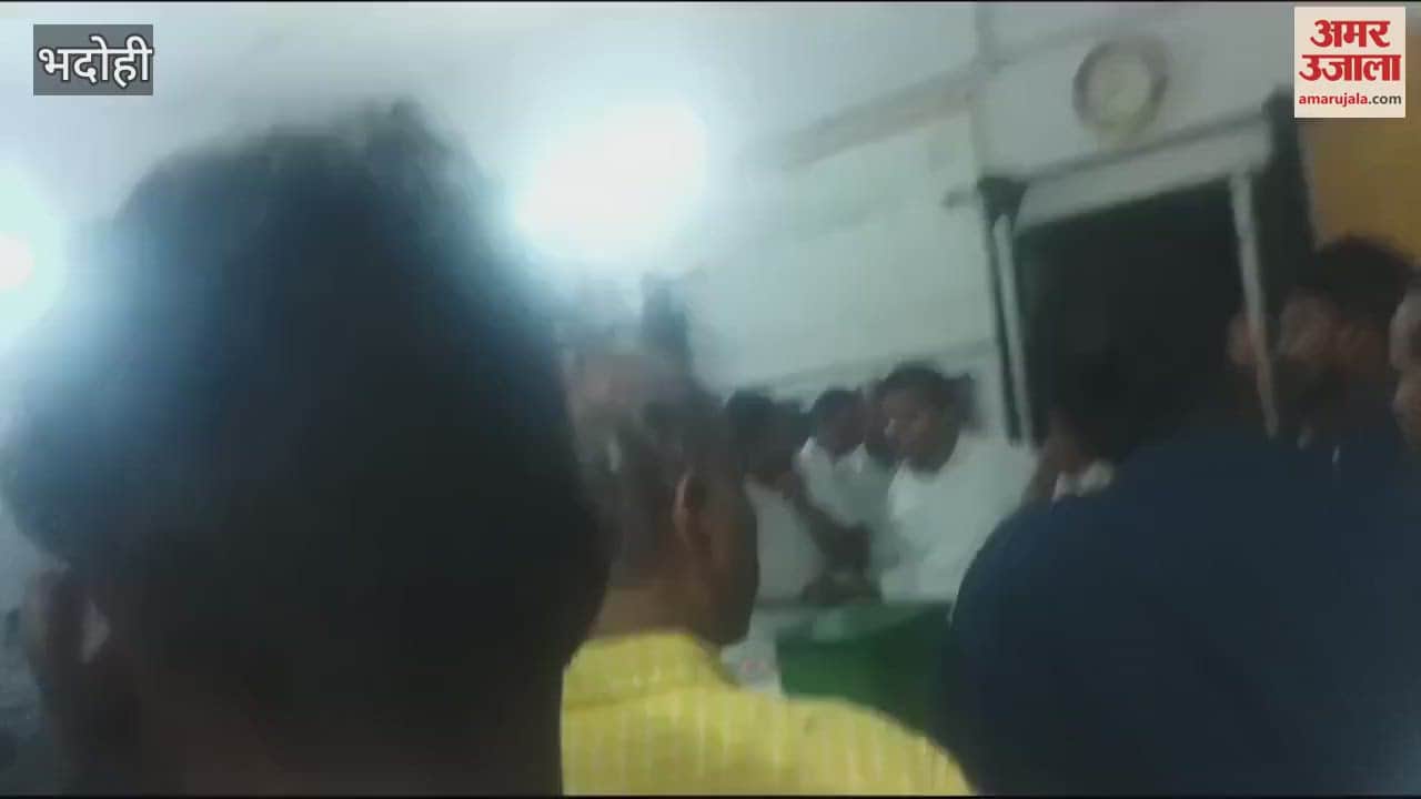 VIDEO : Up Kamayani stood Saraikansarai for two hours passenger pulled chain near Ugrasenpur