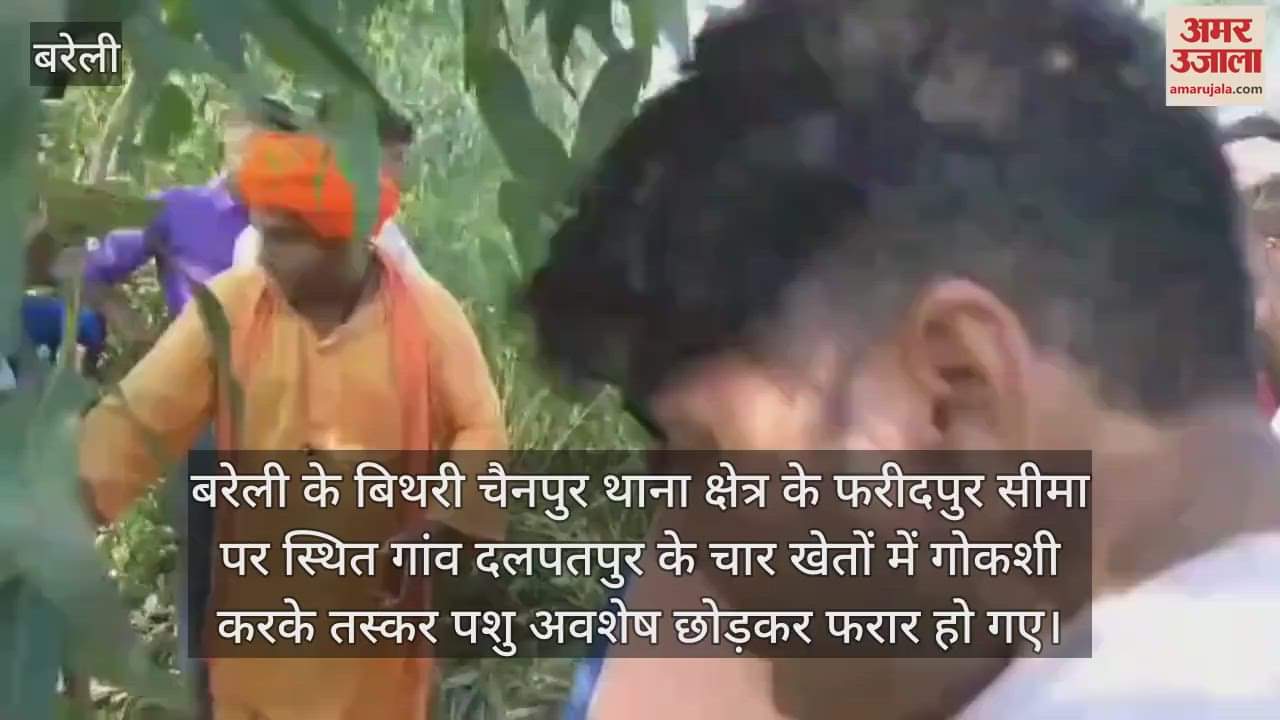 धरने पर बैठे लोगों को समझाते पुलिस अफसर