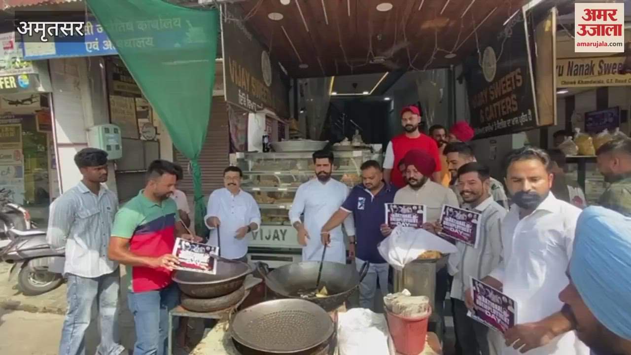 VIDEO : Youth Congress workers sells fruit in amritsar