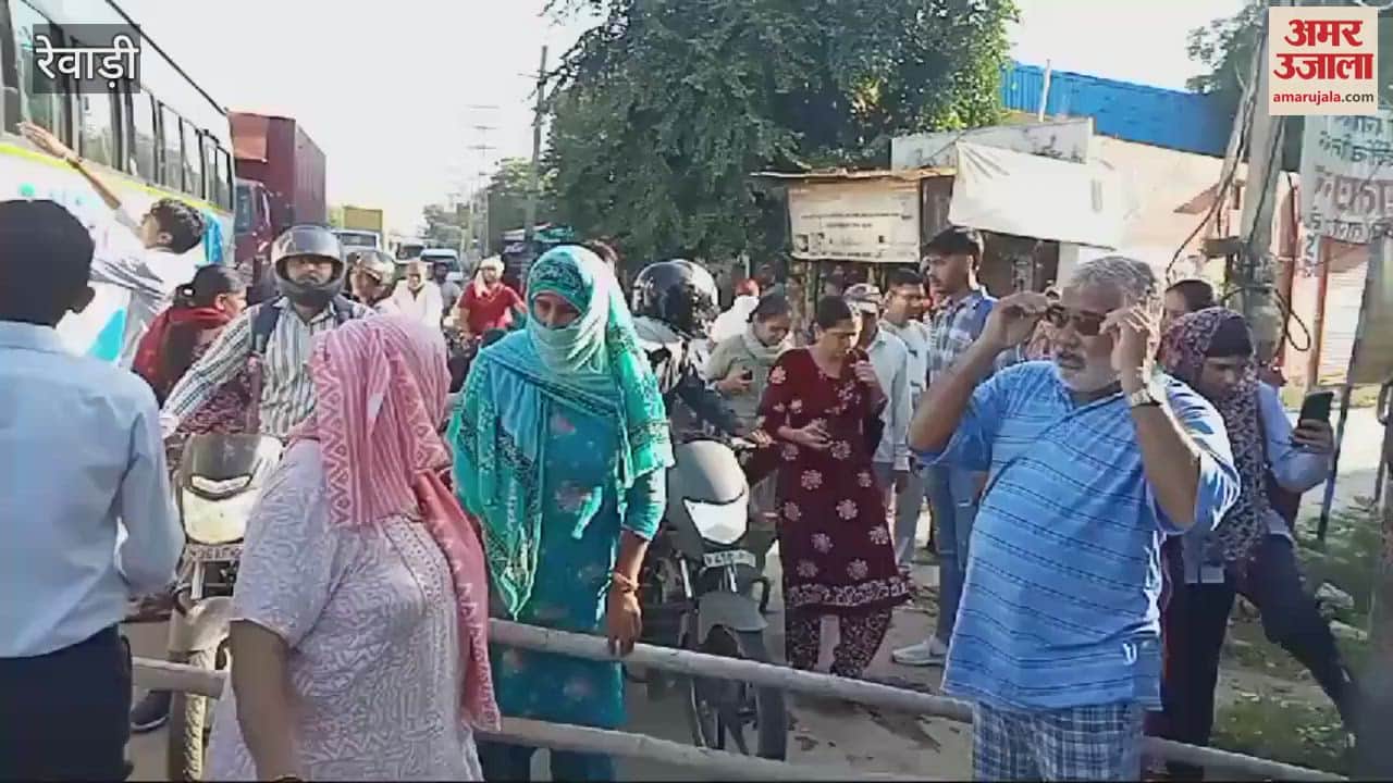 VIDEO : रेवाड़ी में एक महीने से पानी की किल्लत झेल रहे लोगों ने बावल रोड पर लगाया जाम