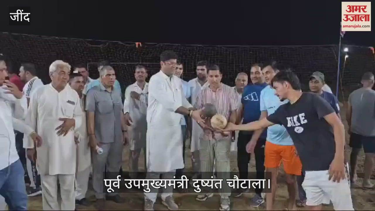 VIDEO : चुनावी प्रचार के दौरान जींद के अलेवा गांव में दुष्यंत चौटाला ने खेली वॉलीबाल
