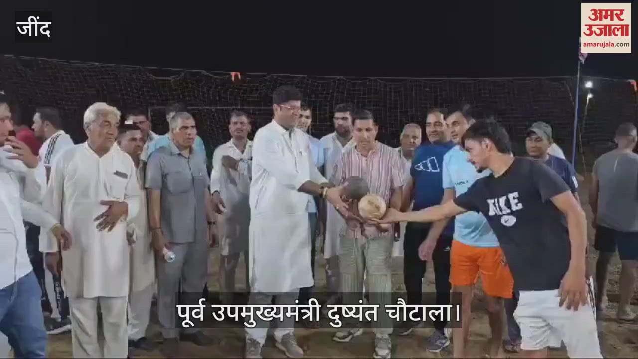 VIDEO : चुनावी प्रचार के दौरान जींद के अलेवा गांव में दुष्यंत चौटाला ने खेली वॉलीबाल