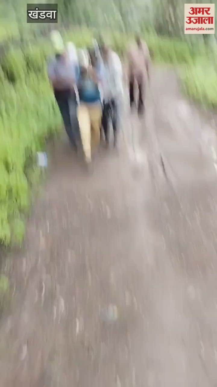 Khargone: in viral video an elderly man died while carrying a patient on his shoulder made of cloth