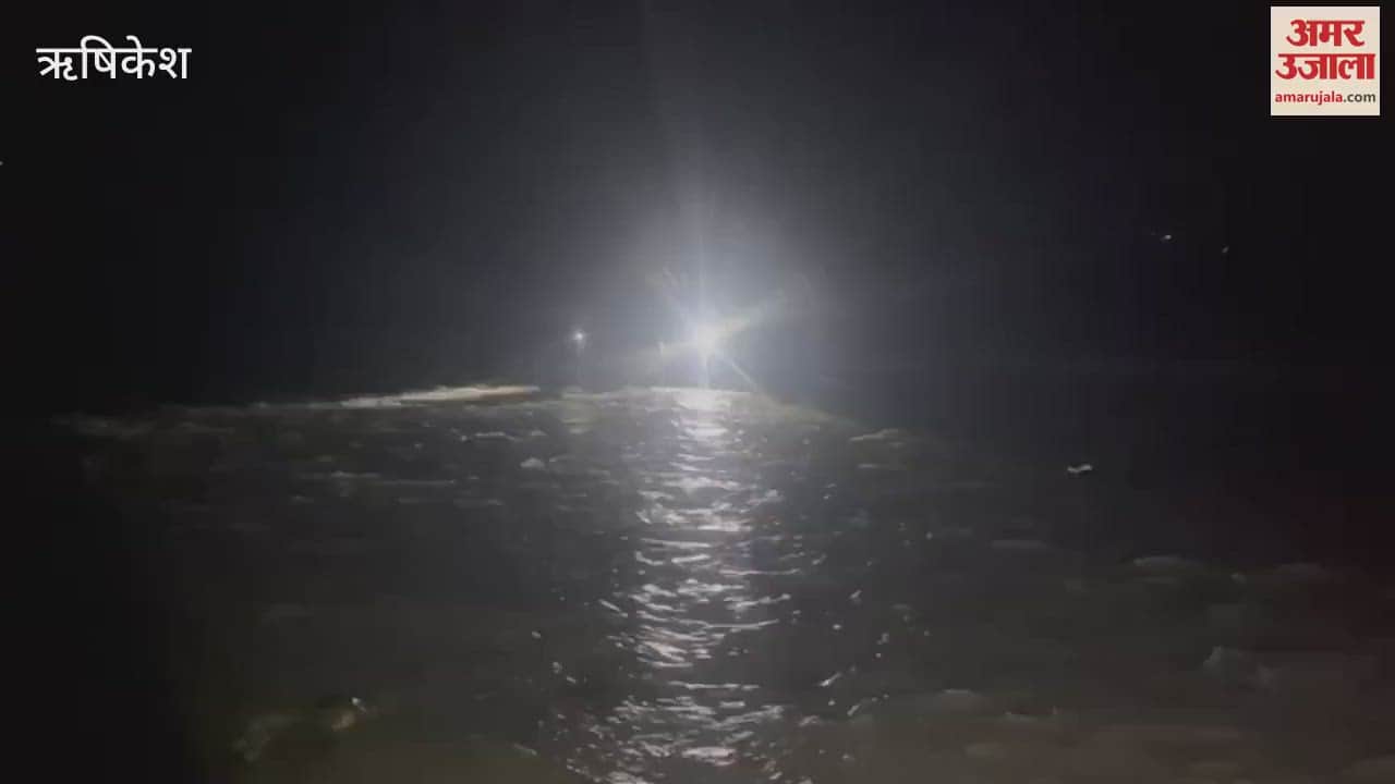 VIDEO : Three people trapped due to rising water level in river near Lakkad Ghat SDRF rescued safely Rishikesh News